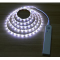 LED лента 2м от батареек с датчиком движения и сенсором освещенности белое холодное свечение для столешницы и
