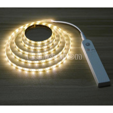 LED лента 1м от батареек с датчиком движения и сенсором освещенности желтое свечение для столешницы и