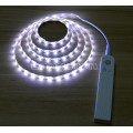LED лента 1м от батареек с датчиком движения и сенсором освещенности белое холодное свечение для столешницы и